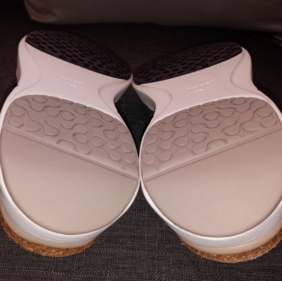 Naot | Vesta Sandal Size 40 L9 Women's  9 in Foggy Grey Leather - Picture 13 of 15